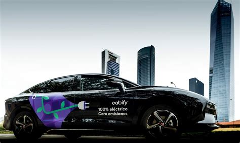 Foto de un coche Cabify con una silla de bebé instalada