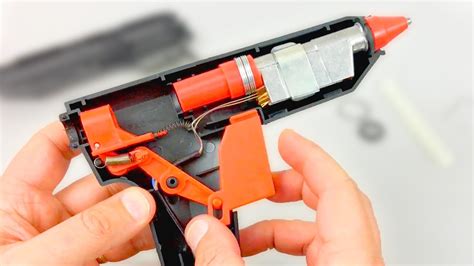 Esquema de las partes internas de una pistola de silicona caliente