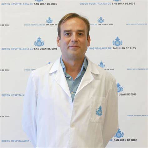 Foto profesional de Alberto Parente Hernández en entorno médico