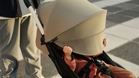 Foto principal de la silla de paseo Stokke Scoot en un entorno urbano