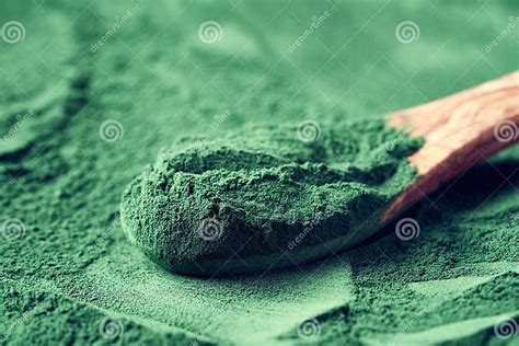 Arcilla verde en polvo sobre una cuchara de madera