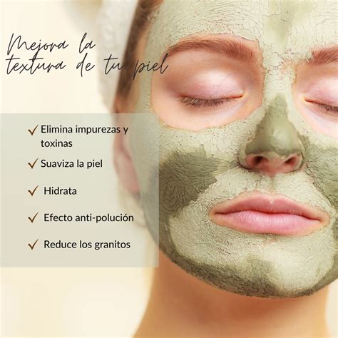 Mujer embarazada aplicando una mascarilla facial de arcilla verde