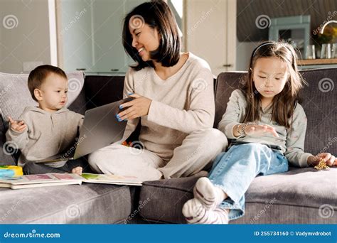 Imagen de dos madres sonriendo mientras sus hijos pequeños juegan juntos, sugiriendo lazos comunitarios.