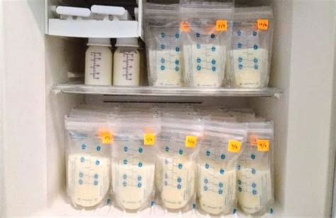 Foto de un banco de leche materna con envases etiquetados, destacando la cuestión del anonimato.