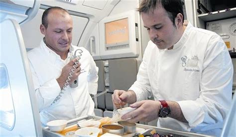 Chefs Fernando Sainz de la Maza y Nacho Solana realizando showcooking en un avión