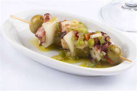 Tapas gourmet servidas a bordo de un avión: pincho de anchoa y pulpo en escabeche