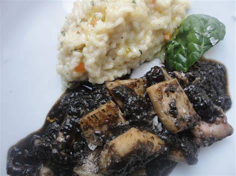 Plato de arroz con cachón en su tinta del restaurante El Serbal