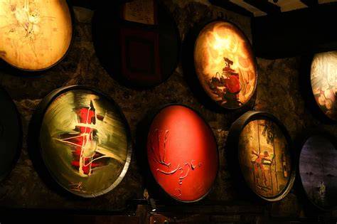 Interior de La Bodega del Riojano con barricas pintadas