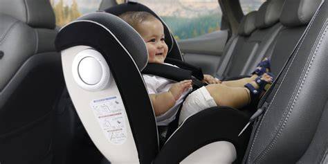 esquema de cómo una silla de coche se ajusta al crecimiento del niño