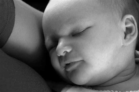 Bebés de alta demanda durmiendo en brazos