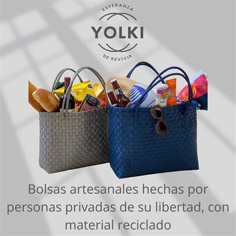 Fotografía de bolsas tejidas a mano, similares a las producidas por la empresa Yolki.