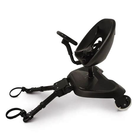Esquema de una silla de paseo con un patinete universal acoplado en la parte trasera