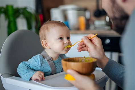 Bebé comiendo puré de papaya con una cuchara