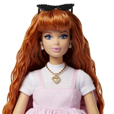 Ilustración de Midge y Barbie juntas, destacando las diferencias en su apariencia.