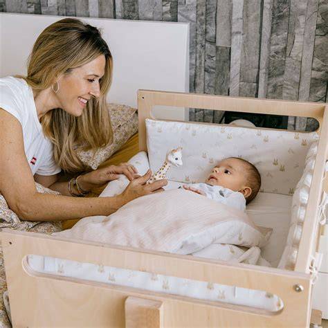 Foto de la minicuna colecho Micuna You & Me en una habitación de bebé
