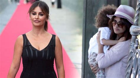Foto de Mónica Cruz con su hija Antonella o una imagen simbólica de maternidad