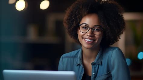 Foto de una madre sonriendo mientras trabaja en un entorno flexible