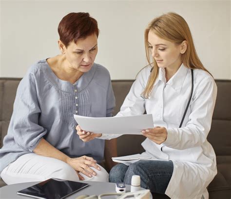 Mujer preparándose siguiendo recomendaciones médicas antes de un procedimiento