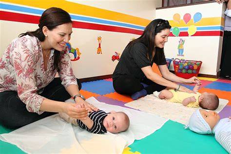 Bebé prematuro recibiendo estimulación temprana en los brazos de sus padres