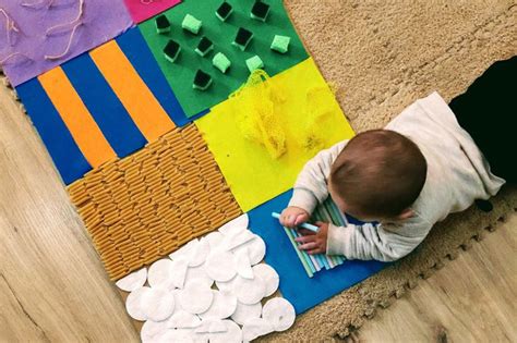 Bebé interactuando con juguetes sensoriales de colores vivos
