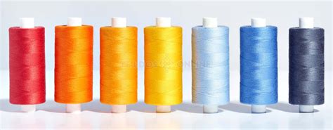 Imagen de los materiales listos para empezar a coser: telas, tijeras, hilo, alfileres