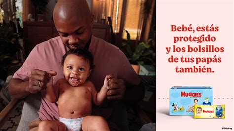 Bebé sonriendo en un pañal Huggies