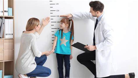 Esquema que ilustra el crecimiento y desarrollo infantil, con un pediatra examinando a un niño.
