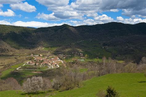 Vista panorámica del núcleo medieval de Vallfogona de Ripollès con sus casas antiguas y entorno montañoso