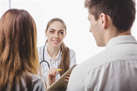 pareja consultando con especialista en fertilidad