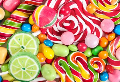 Imagen de una variedad de chupetes y caramelos duros de diferentes colores y formas