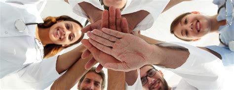 Equipo médico multidisciplinar de una clínica de reproducción asistida