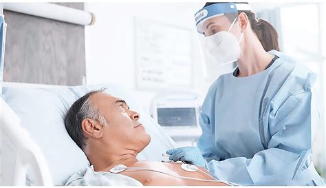 Enfermera realizando valoración respiratoria y monitorización en neonato