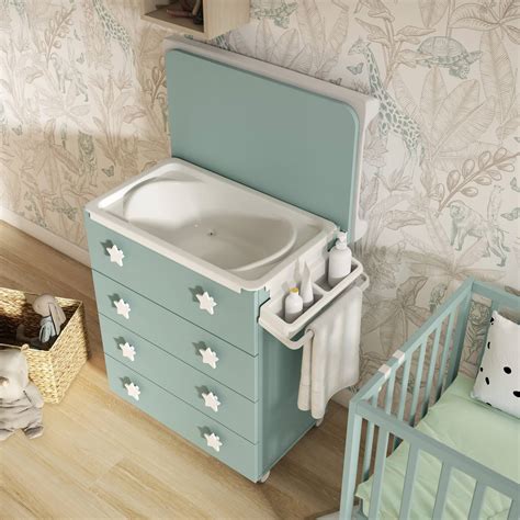 Habitación de bebé con un cambiador de madera con cajones