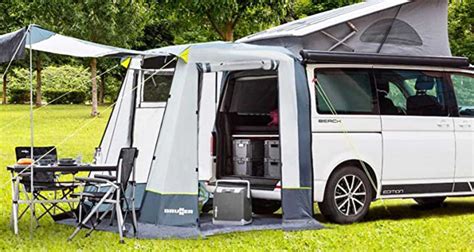 Furgoneta camper con un avance lateral montado, mostrando el espacio adicional