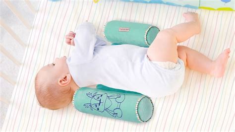 Ilustración mostrando la colocación correcta de un bebé dentro de un cojín antivuelco.