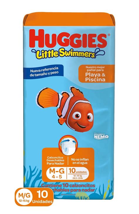 Bebé sonriendo y chapoteando en una piscina con pañal Huggies Little Swimmers