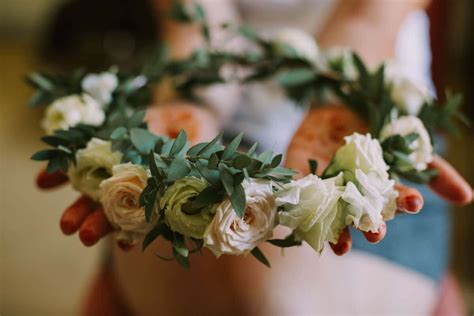 Bebé con una delicada diadema de flores naturales