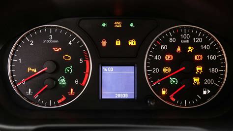Imagen del interior de un coche, enfocándose en el tablero de instrumentos con sus indicadores y pantallas.