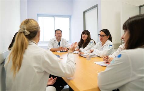 Foto de grupo de profesionales de la salud mental perinatal