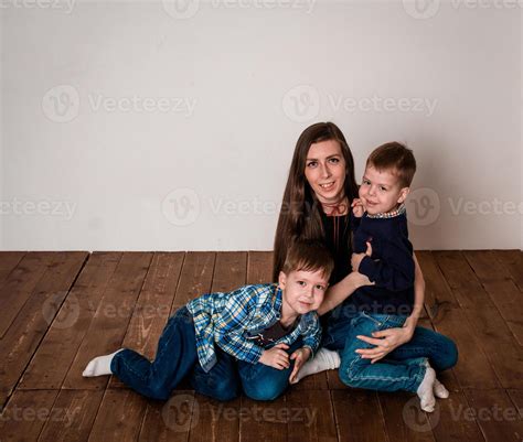 Foto de una madre exhausta pero feliz con sus dos bebés