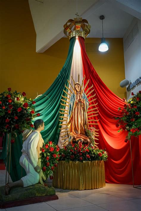Fotografía de un altar pequeño con la Virgen de Guadalupe y velas