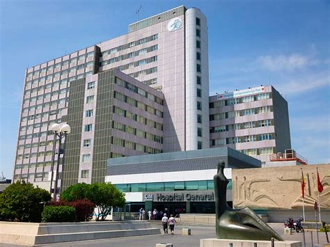 Hospital Universitario La Paz fachada principal con enfoque en entrada de urgencias