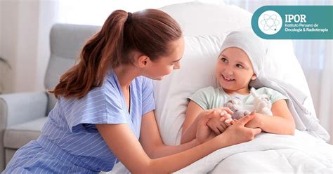 Niños pacientes de oncología pediátrica jugando con consolas en el hospital