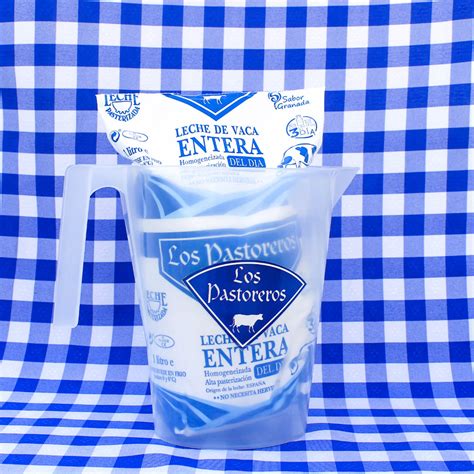 Imagen de una antigua jarra de leche Leyma con una bolsa de leche dentro