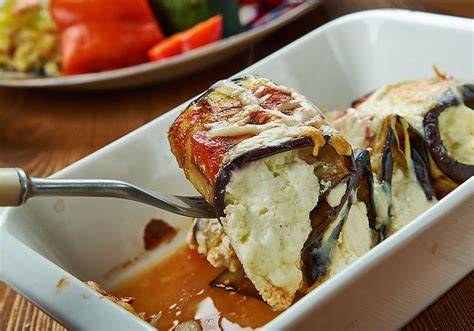 Canelones de berenjena rellenos con queso y salsa