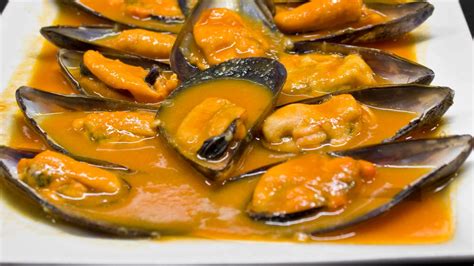 Plato de mejillones frescos en la Festa do Mexilón de Chapela