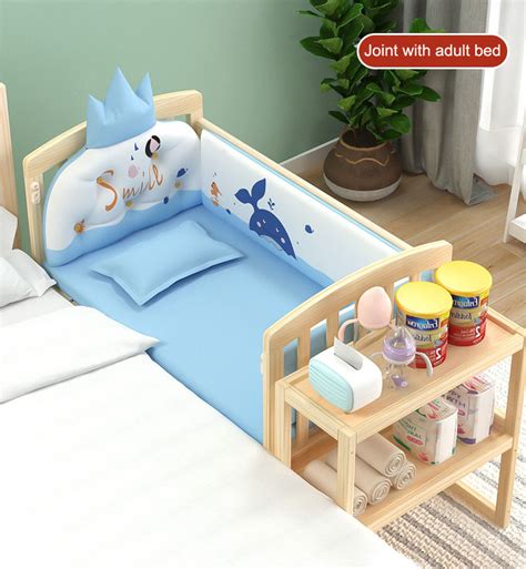 Diseño de una cuna sidecar adosada a la cama de los padres, mostrando el espacio seguro para el bebé.