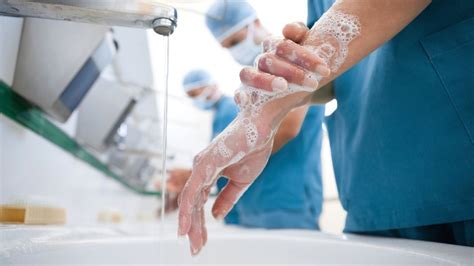 Foto de enfermera realizando higiene de manos antes de atender a un neonato