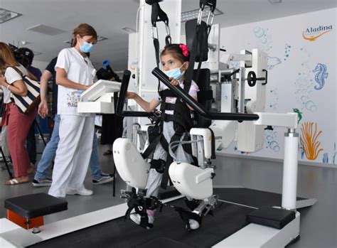 Equipo de rehabilitación robótica en centro de neurología pediátrica