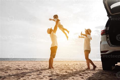 Foto de una familia viajando cómodamente con una silla de coche Inglesina